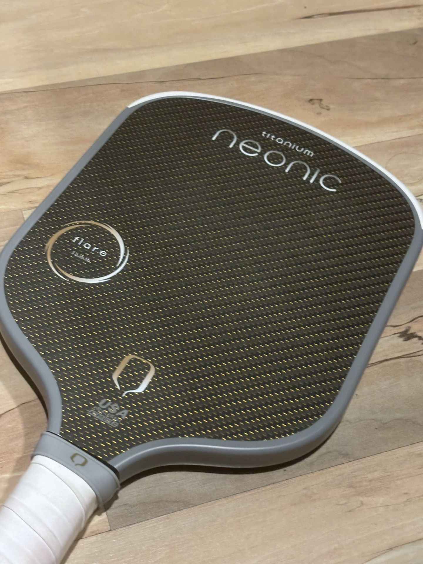 Like New Neonic Flare Titanium Pickleball Paddle 