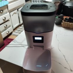 Ymiko Automatic Cat Feeder..Holds 12 Cups Of Food..voice Recorder..Dispenser..Like New!