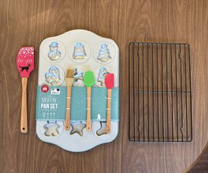 NWT 6 Piece Christmas Baking Set
