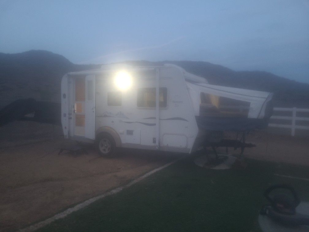 CAMPING TRAILER 2005