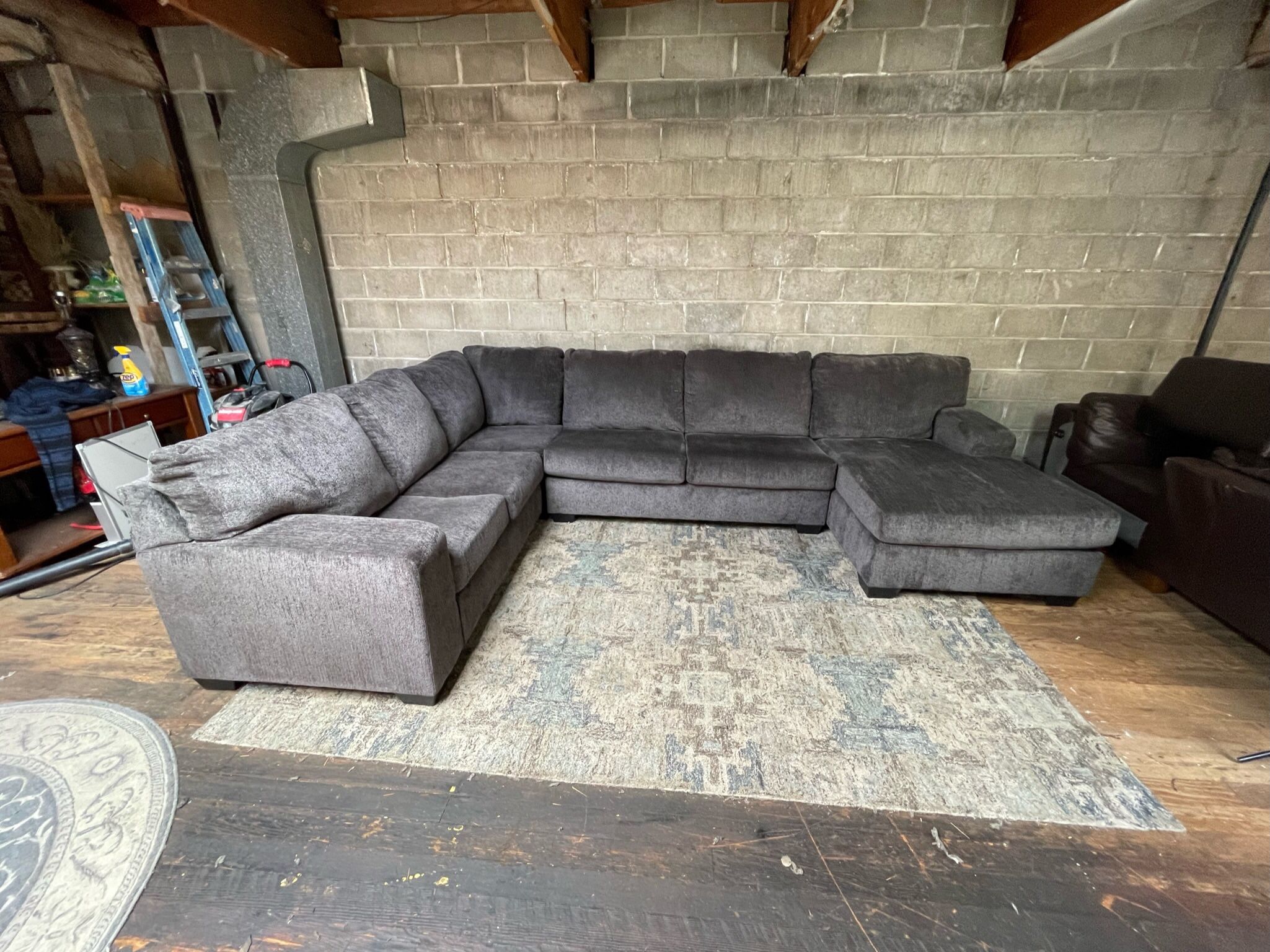 Grey Wrap Around Sectional Couch “WE DELIVER” for Sale in Bellingham