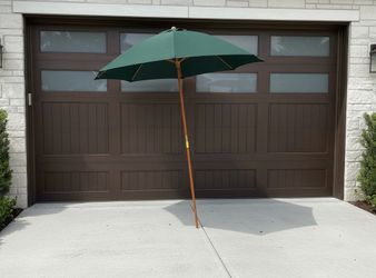 6.5 ft Dark Green Outdoor Patio Garden Market Umbrella with Wooden Pole! Excellent condition! 70in diameter