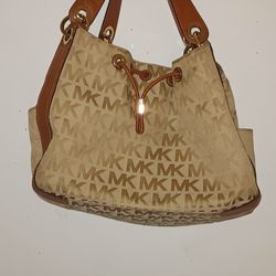 LIKE NEW MICHAEL KORS HOBO