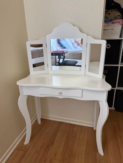 Kids vanity