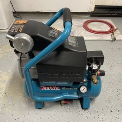 Like New Makita Hotdog Air Compressor MAC700 Model