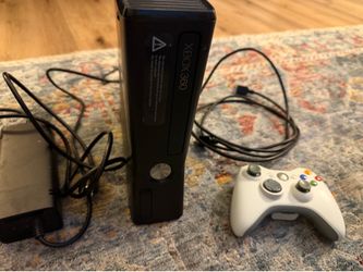 Xbox 360 S console model 1439 console and cords and one remote control