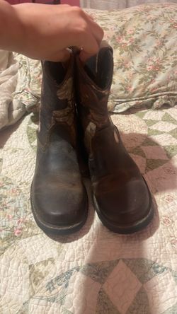 Ariat Patriot western boots feature a classic rugged design, combining a durable dark brown leather foot with a camouflage print on the shaft size 6