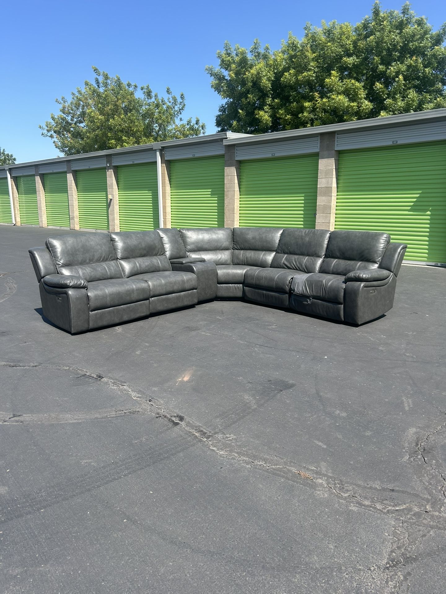 Beautiful Leather Sectional Couch (Delivery Available)