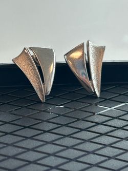 925 sterling silver earrings 4g 1” (textured finish, triangle / kite / geometric)