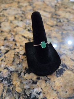 NWT 0.98 CTS GENUINE NATURAL EMERALD SET IN 10 KT WHITE GOLD SIZE 6 WITH CERTIFICATE 