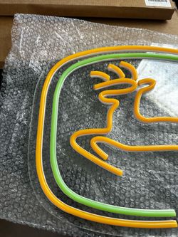 letrero decorativo de luces LED tipo neón con la silueta del icónico logotipo del ciervo saltando de John Deere.
