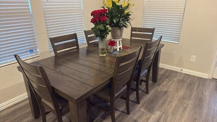 6 chairs dining table adjustable to 4 chairs!