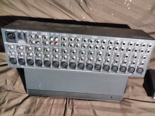 MACKIE 1604 VLZ PRO 16 CHANNEL MIC/LINE MIXER