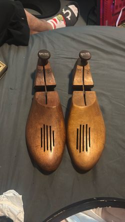 Wooden shoe shaper