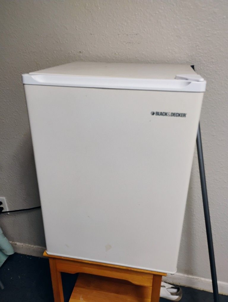 Mini Fridge Black & Decker