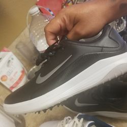 Brand New Nike Golf Shoes Size 9.5