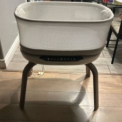 Graco bassinet Motion Swing With Music Barely Used