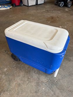 Igloo 38 Qt. Rolling Cooler