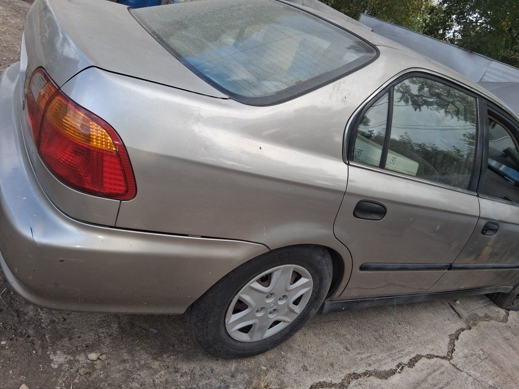 O 2000 HONDA CIVIV 4 SALE