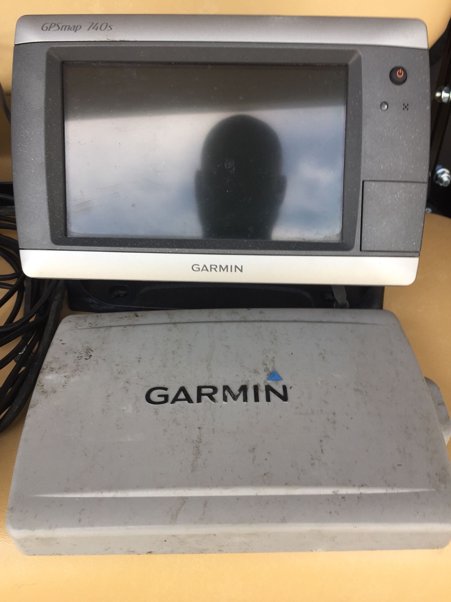 Garmin Marine gps map 740s works great, transducer mount is broke but easy replacement