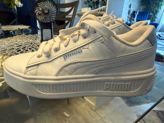 Women’s puma excellent condition sporty sneakers