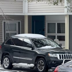 2011 Jeep Grand Cherokee - Laredo