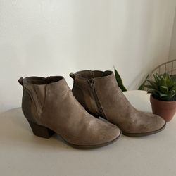 Ladies size 10 tan suede boots with heel-faded glory-like new