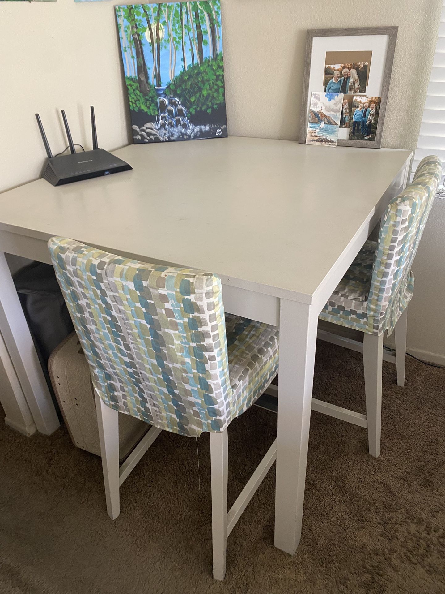 Dining Room Table And Chairs 