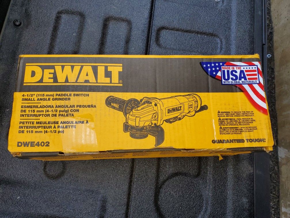 DeWalt DWE402 4-1/2 Small Angle Grinder Kit