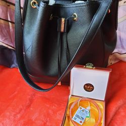 Calvin Klein purple shoulder bags , Black bucket bag in good condition, Black with silver accent

Dimensions are about 
9.5 " x 6" 

Free gift set of 