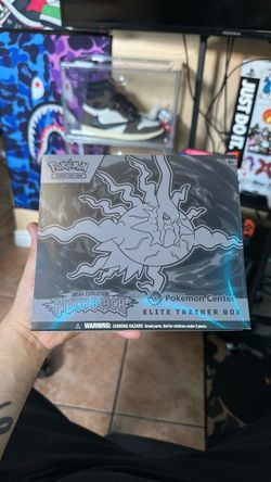 Pokemon Center Pitch Black Elite Trainer Box