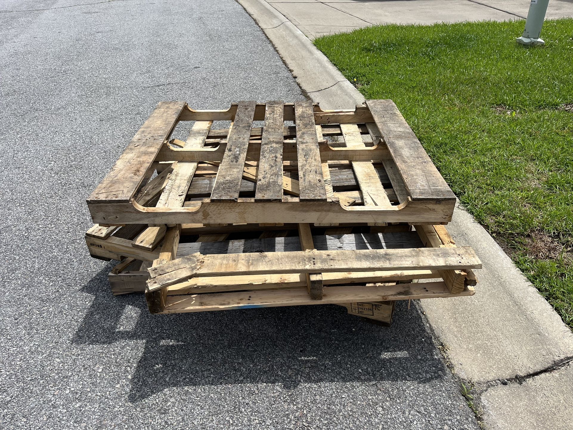 Free Wooden Pallets