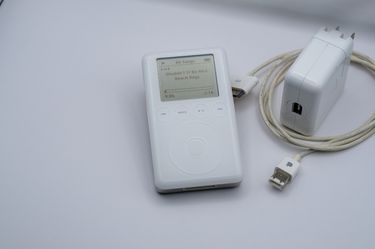 Apple iPod Classic 3rd gen 40GB with original FireWire cable and original power