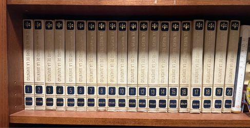 Grolier El Nuevo Tesoro de la Juventud 20-Volume Set