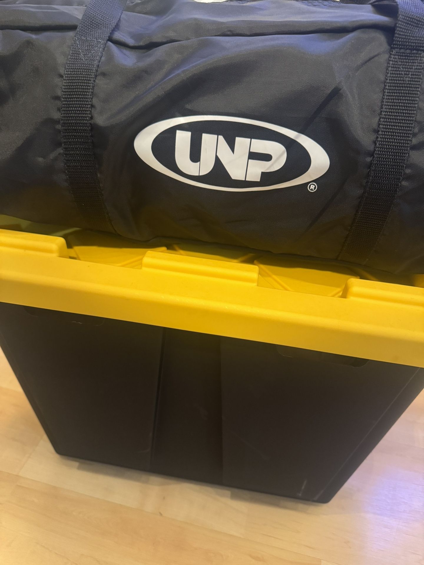 **NEW**.    UNP Tents 6 Person Waterproof Windproof