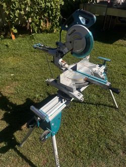 Makita Sliding Compound Miter Saw with Stand