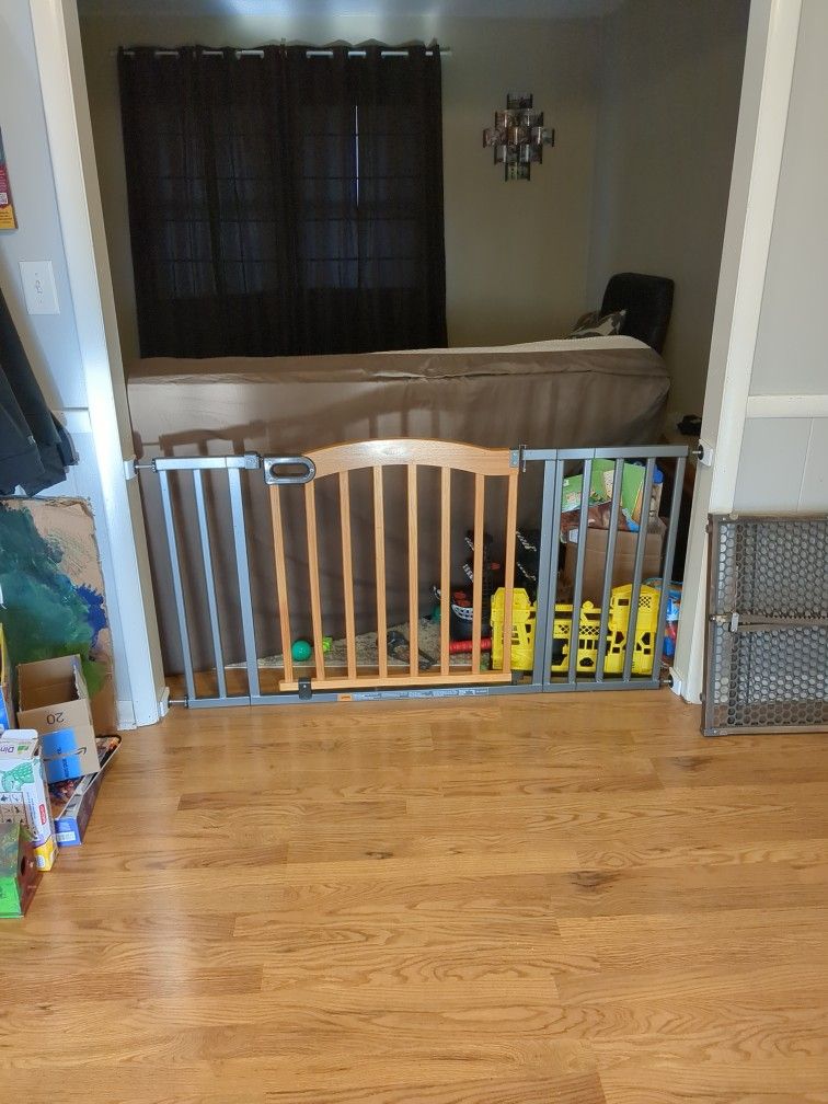 Baby Gate Adjustable Length With Wall Protectors