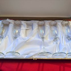5 Golden Rimmed Crystal Champagne Flutes With Holder
