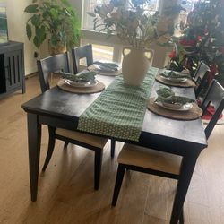 Dining table - black 