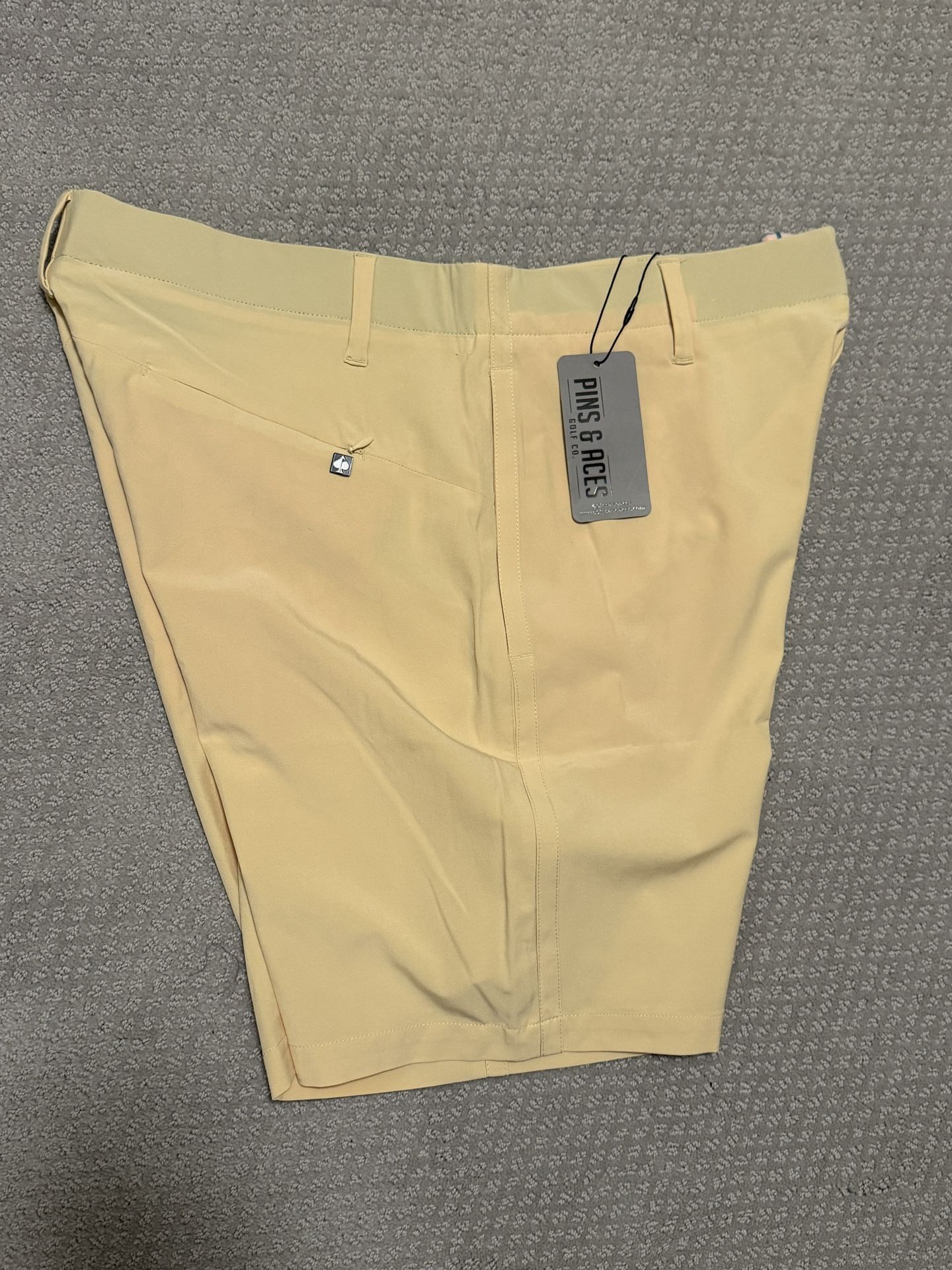 NEW with TAGS Men’s Golf shorts PINS & ACES size 38 yellow