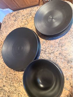 Black dinnerware set