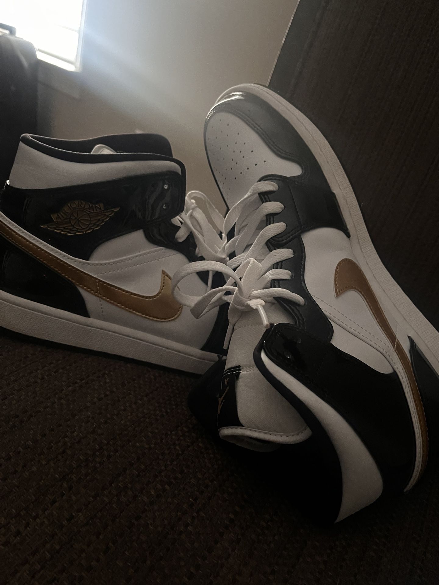Jordan 1 White/black/gold