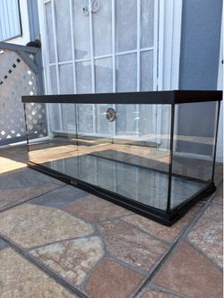 Reptile enclosure