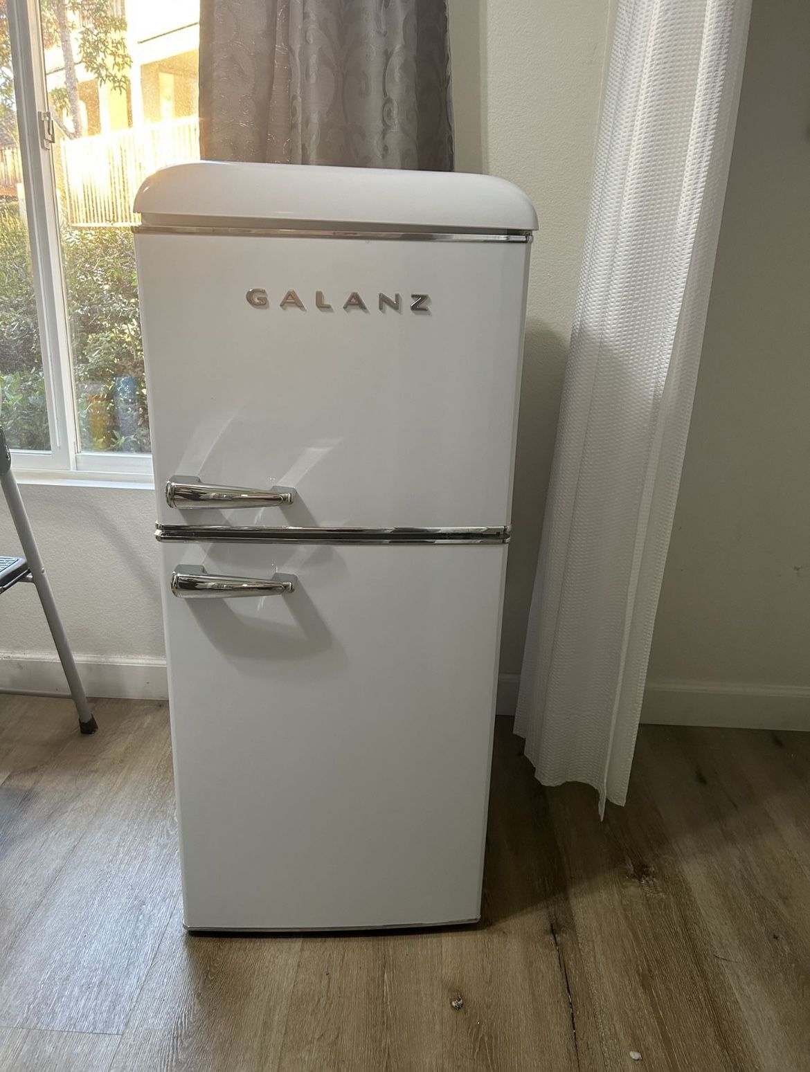 White Galanz Mini Fridge/freezer Combo