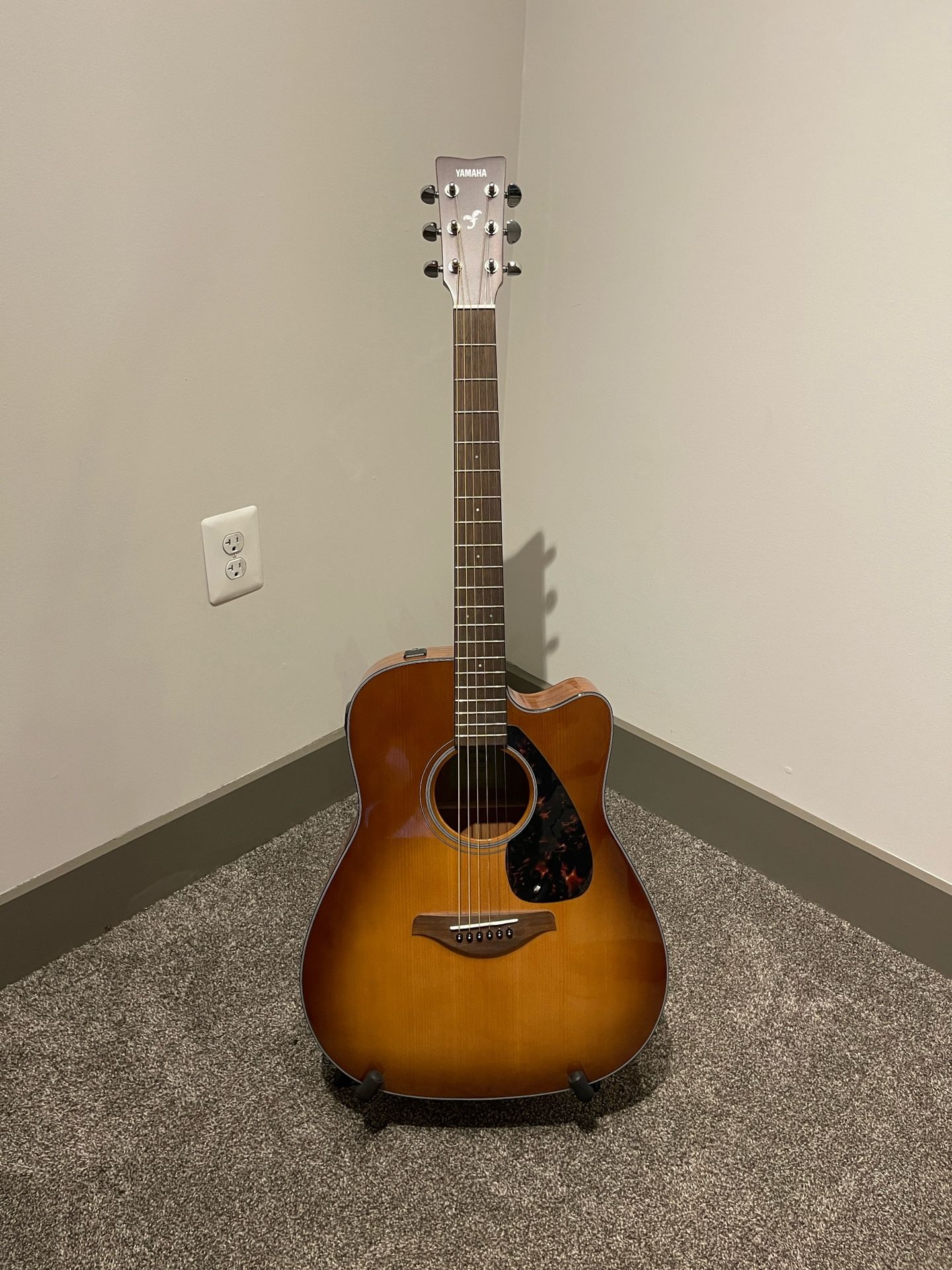Yamaha FX335C with Stand and Cover