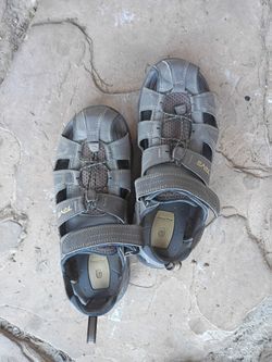 Men's Teva Size 9