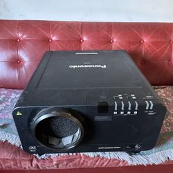 Projector Panasonic PT-DZ12000U 10k Large Venue 
