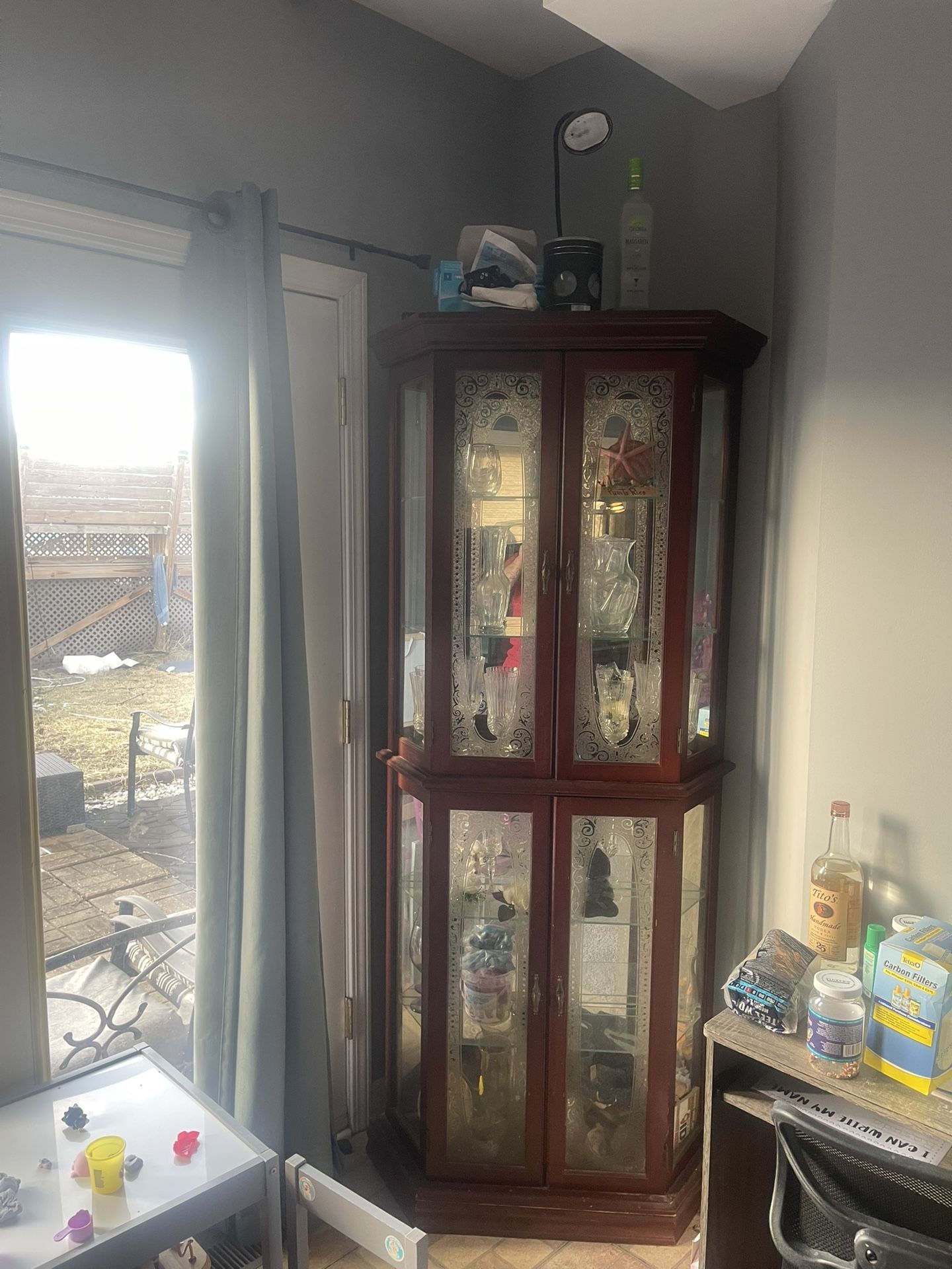 Wooden Pulaski Furniture Corporation Curio Cabinet