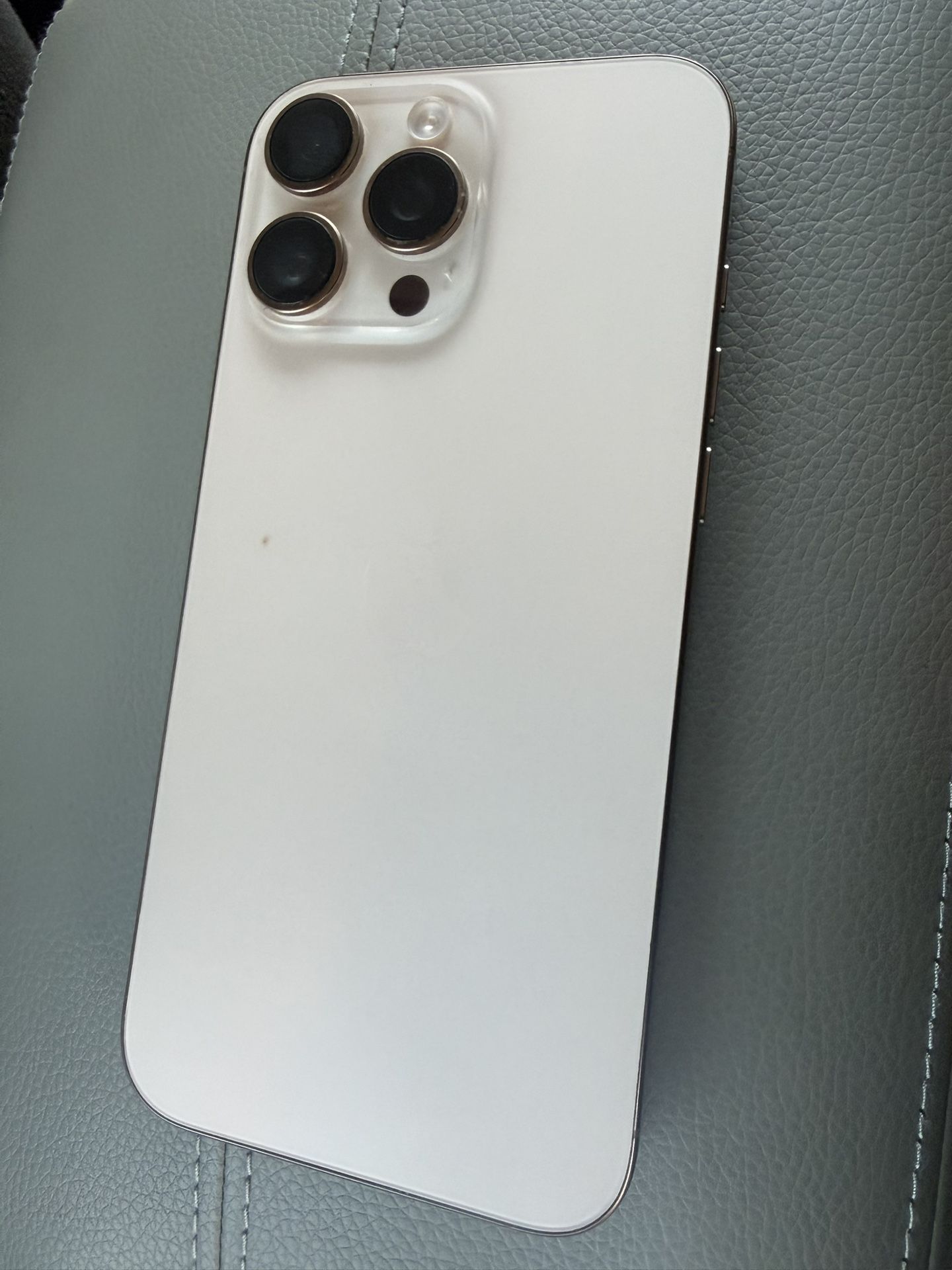 iPhone 16 Pro Max. 256GB (FAIRLY NEW)