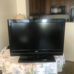 2 Old TVs 32 Inch 